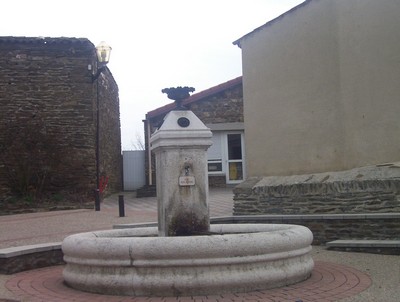Tr�ves, petite fontaine du village