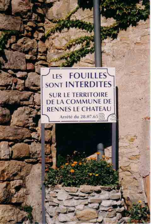 Panneau à l'entrée de Rennes-le-Château