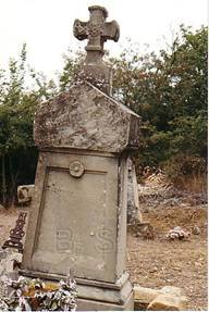 Cimetire de Coustaussa, la tombe de l'abb Glis faisant face  Rennes-le-Chteau