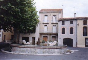 Le bassin sur la place du village et la maison natale de Brenger Saunire - Cliquer pour agrandir
